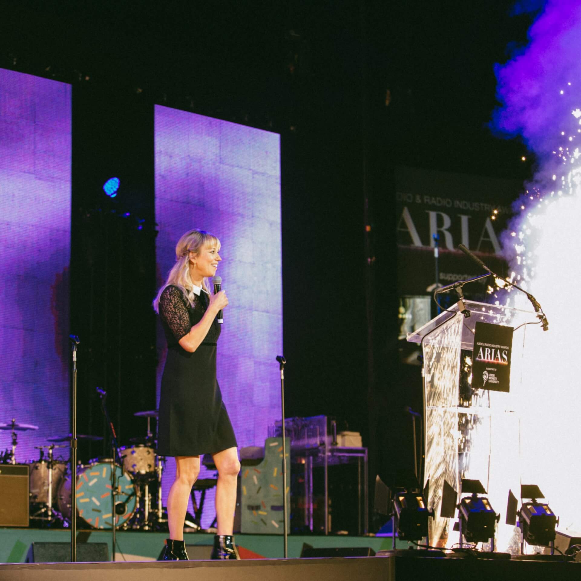 Woman performing at the ARIAS